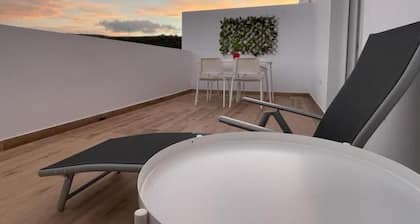 ÁTICO CON TERRAZA Y VISTAS (Céntrico, aparcamiento cercano, todo nuevo)