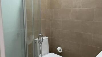 Een douche, een haardroger, handdoeken, zeep