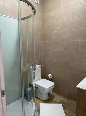 Douche, séchoir à cheveux, serviettes fournies, savon