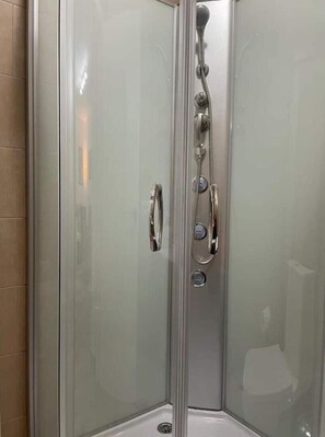 Douche, sèche-cheveux, serviettes fournies, savon