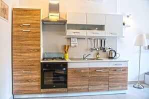 Fridge, oven, stovetop, cookware/dishes/utensils - Holiday apartment with air conditioning (Pula)