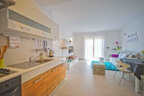 Fridge, oven, stovetop, cookware/dishes/utensils - Holiday apartment with air conditioning (Pula)