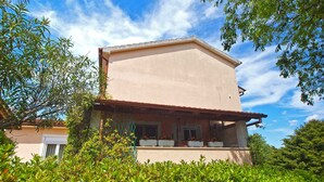 A two-story house with a flat roof and a balcony. - Holiday apartment with air conditioning (Pula)