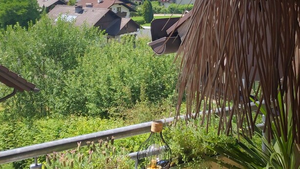 A view of a lake with houses, a church, and a rope lantern. - Apartment With Amazing Lake- and Mountain View (Kaisigen)