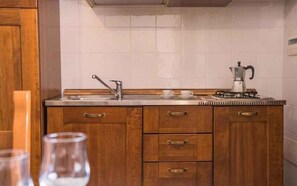 Køleskab, mikrobølgeovn, kogeplade, brødrister