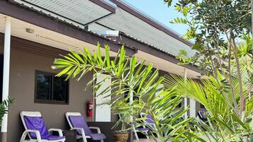 Quarto standard, sacada, vista para o jardim | Banheiro | Chuveiro, chuveiro com efeito de chuva, secador de cabelo