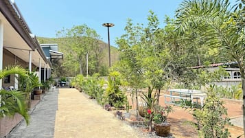 標準客房, 陽台, 花園景觀 | 起居區 | 32-吋平面電視,提供有線頻道