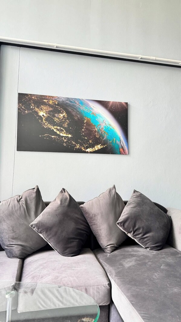 디럭스 스위트 | 거실 공간 | 케이블 채널 시청이 가능한 32인치 평면 TV