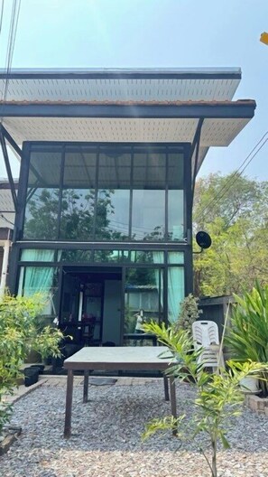 Vista frontal de la propiedad