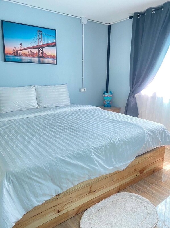 Deluxe Suite | In-room dining - Ban Pak Kay (Koh Lan)