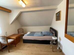 Room | Free WiFi, bed sheets - Kimbab (Ruhla)