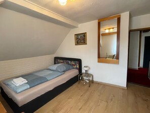 Room | Free WiFi, bed sheets - Kimbab (Ruhla)