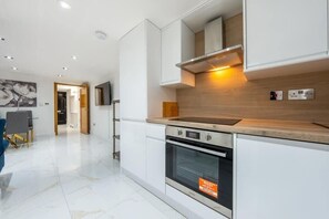 Fridge, microwave, oven, stovetop - Victorian 1B Apartment with terrace near Paddington (London)