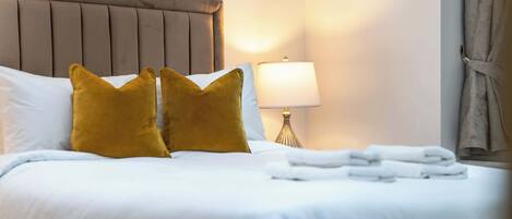 1 dormitori, planxa i posts de planxar, un bressol de viatge i wifi