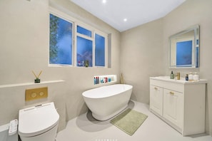Apartment | Badezimmer | Badewanne und Dusche (separat), Komfortbadewanne, Handtücher