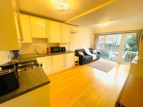 Apartment | Private kitchen | Fridge, microwave, oven, stovetop - Charming 1-bed Apartment in London (London)