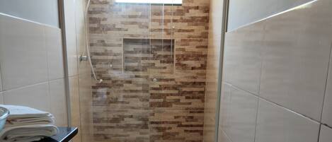 Douche, serviettes fournies, savon, papier de toilette