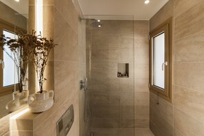 Dusche, Haartrockner, Handtücher, Seife