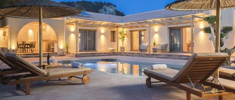 حمّام سباحة خارجي