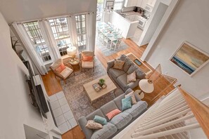 TV, DVD player - Comfortable 3 bedroom Townhome just a short walk from amentiies! Pool, WIFI, Shuttle service, Beach Town! (Ocean View)