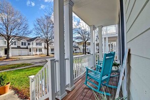 Terrace/patio - Comfortable 3 bedroom Townhome just a short walk from amentiies! Pool, WIFI, Shuttle service, Beach Town! (Ocean View)