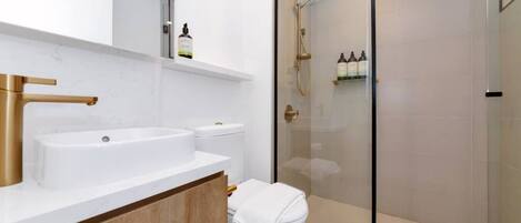 Hårtørrer, håndklæder, Sæbe, Toiletpapir