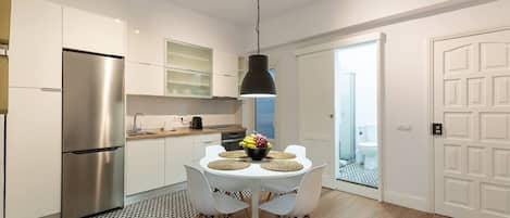 Frigorifero, microonde, piano cottura, lavastoviglie