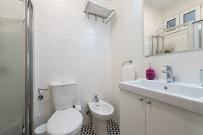 Ducha, secador de pelo, toallas, jabón