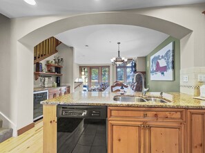 Townhome, 3 Bedrooms | Private kitchen | Fridge, oven, coffee/tea maker, toaster - Union Creek Townhome 164b 3 Bedroom Townhouse by RedAwning (Copper Mountain)