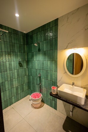 Chambre Deluxe, 1 trĂšs grand lit | Salle de bain