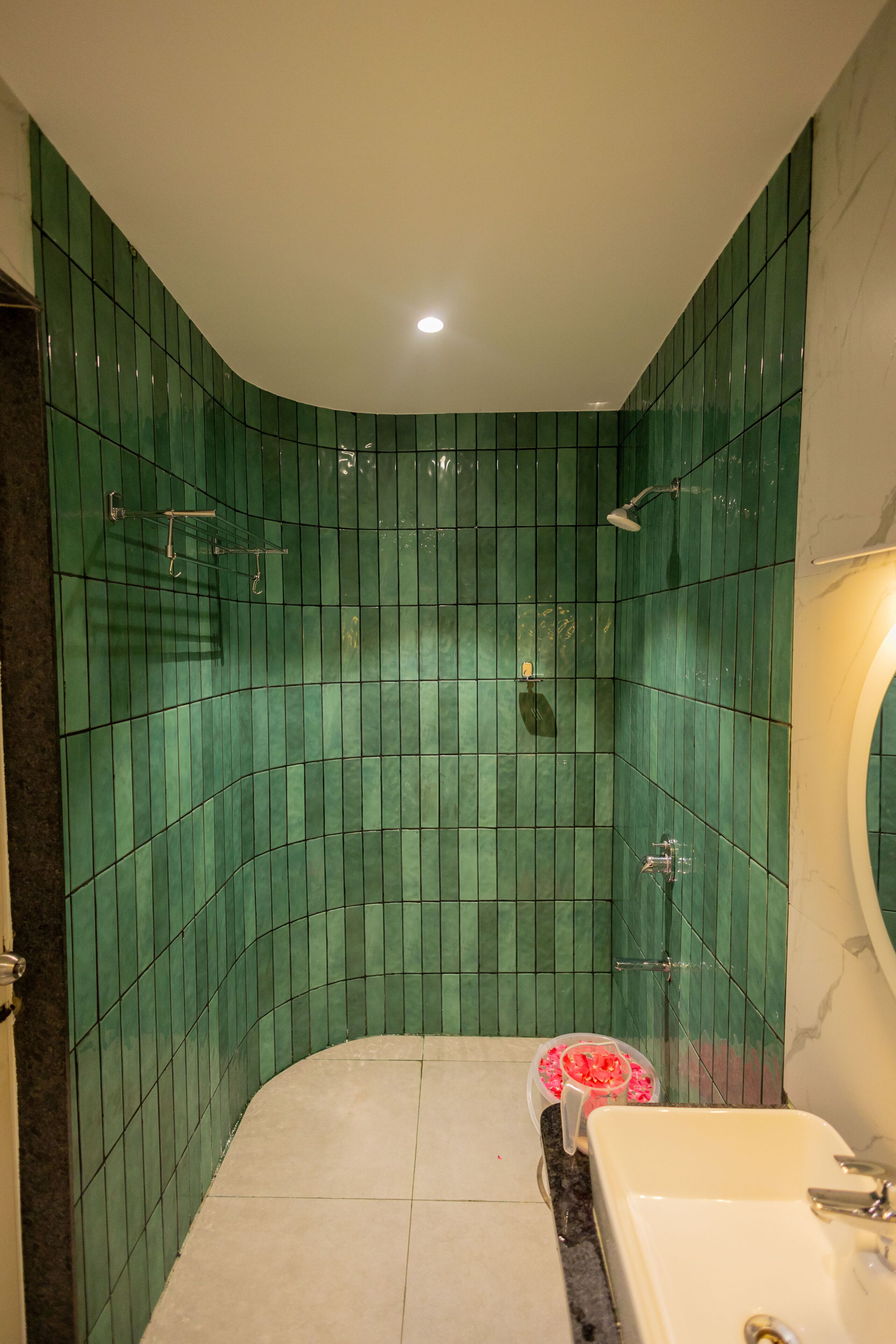 Deluxe Room, 1 King Bed | Bathroom | Combined shower/bathtub, towels