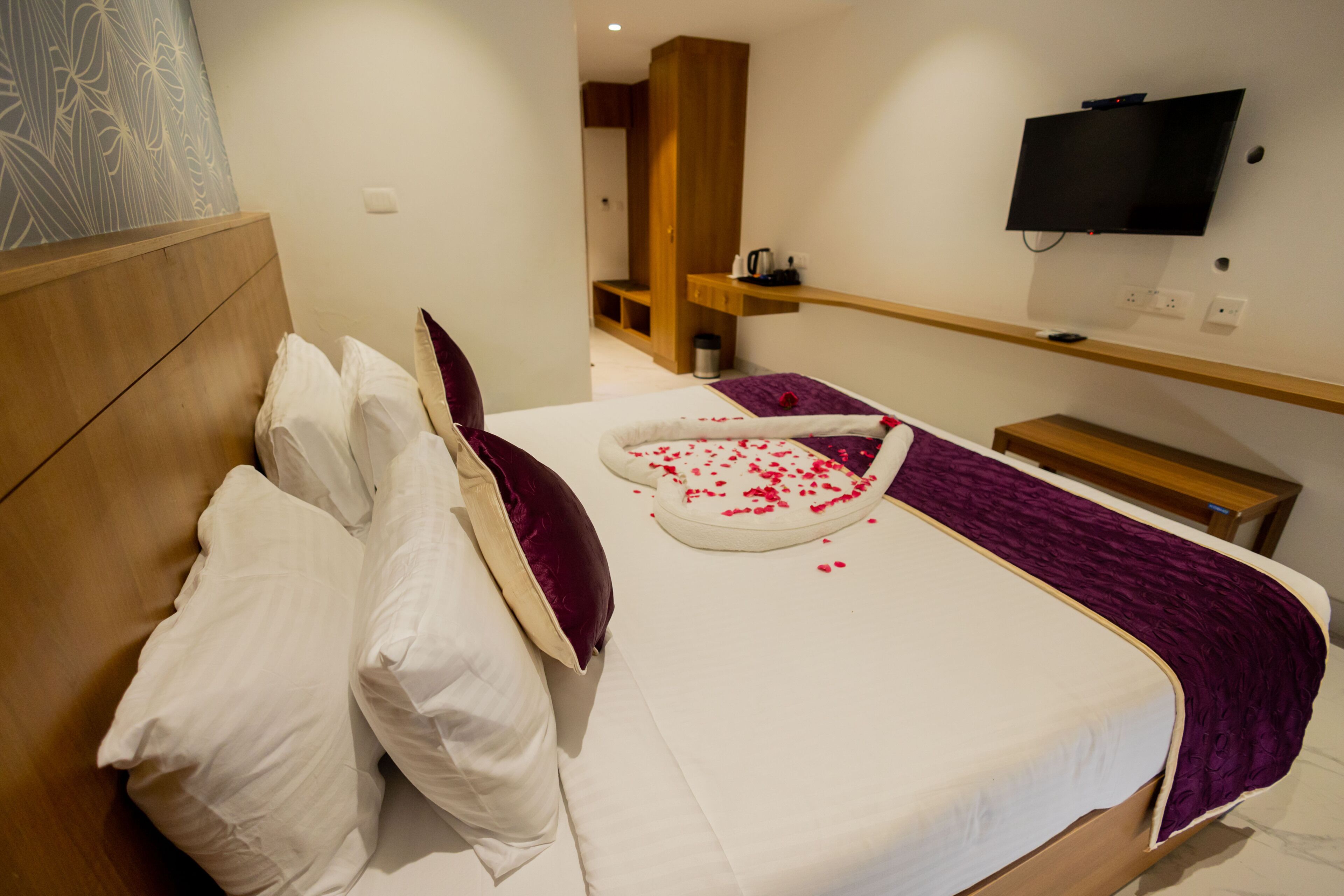 Deluxe Room, 1 King Bed | 1 bedroom, free WiFi, bed sheets