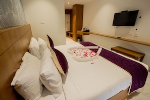 Deluxe Room, 1 King Bed | 1 bedroom, free WiFi, bed sheets - HOTEL VARDHA INN (Bhavani)
