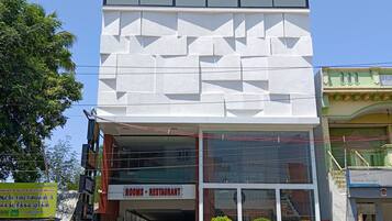 Un edificio moderno con un cartel que indica un restaurante y servicio de limpieza.