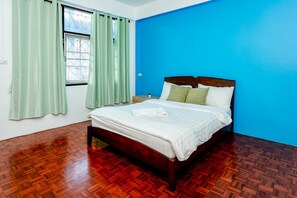 Standard room with Air-con, Shared bathroom and King Bed.