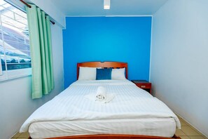 Standard room with Fan, Shared bathroom and King Bed.