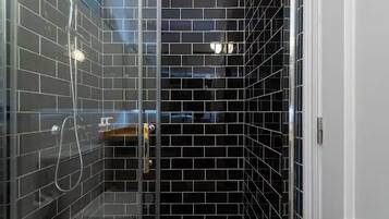 Een douche, een haardroger, handdoeken, zeep