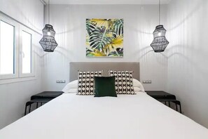 2 habitaciones, escritorio y tabla de planchar con plancha 