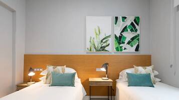 2 slaapkamers, een bureau, een strijkplank/strijkijzer, reisbedje