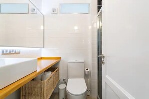 Shower, hair dryer, towels, soap - 'lagom' Apartment - Cozy and Relaxing - 2 Bedroom Apartment (Las Palmas de Gran Canaria)
