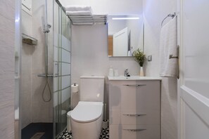 Douche, sèche-cheveux, serviettes fournies, savon