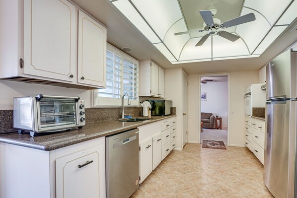 Microwave, oven, stovetop, dishwasher - Sun City West Retreat Near Golf & Spring Training! (Sun City West)