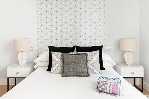 1 chambre, bureau, fer et planche à repasser, lit parapluie