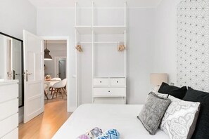 1 Schlafzimmer, Schreibtisch, Bügeleisen/Bügelbrett, Reisekinderbett