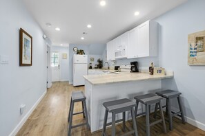Fridge, microwave, oven, stovetop - Bring your umbrella drinks @Tiki Beach Too! Shipyard 2bed/2bath (Key West)