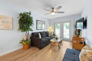 Una televisión, libros