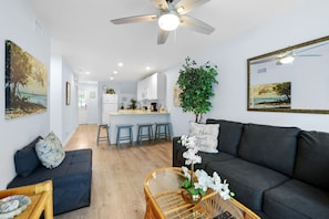 TV, books - Bring your umbrella drinks @Tiki Beach Too! Shipyard 2bed/2bath (Key West)