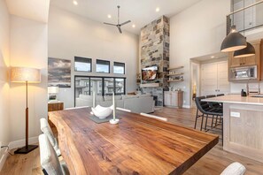 Interior - Moose Mgmt at Mayflower Lakeside 1032: Central AC-Pvt Hot Tub-BBQ- Two King Beds (Park City)