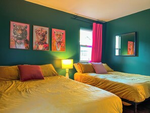 3 habitaciones, escritorio y tabla de planchar con plancha 