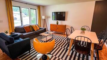 TV connectée, baby-foot, livres